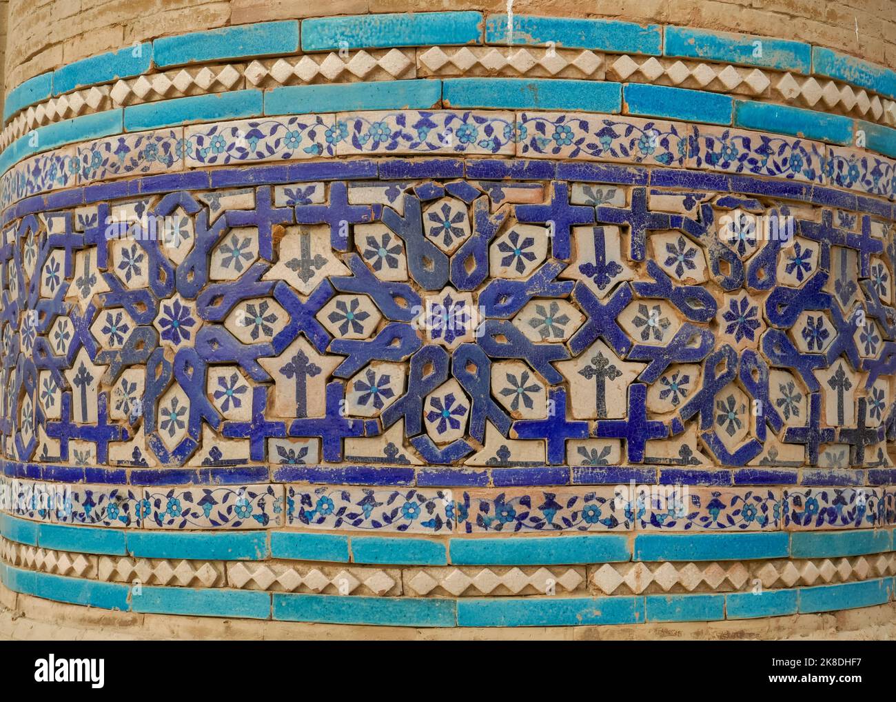 Vue rapprochée de l'ancienne mosaïque traditionnelle bleue décor floral sur la brique à la célèbre tombe de Bibi Jawindi, UCH Sharif, Bahawalpur, Punjab, Pakistan Banque D'Images