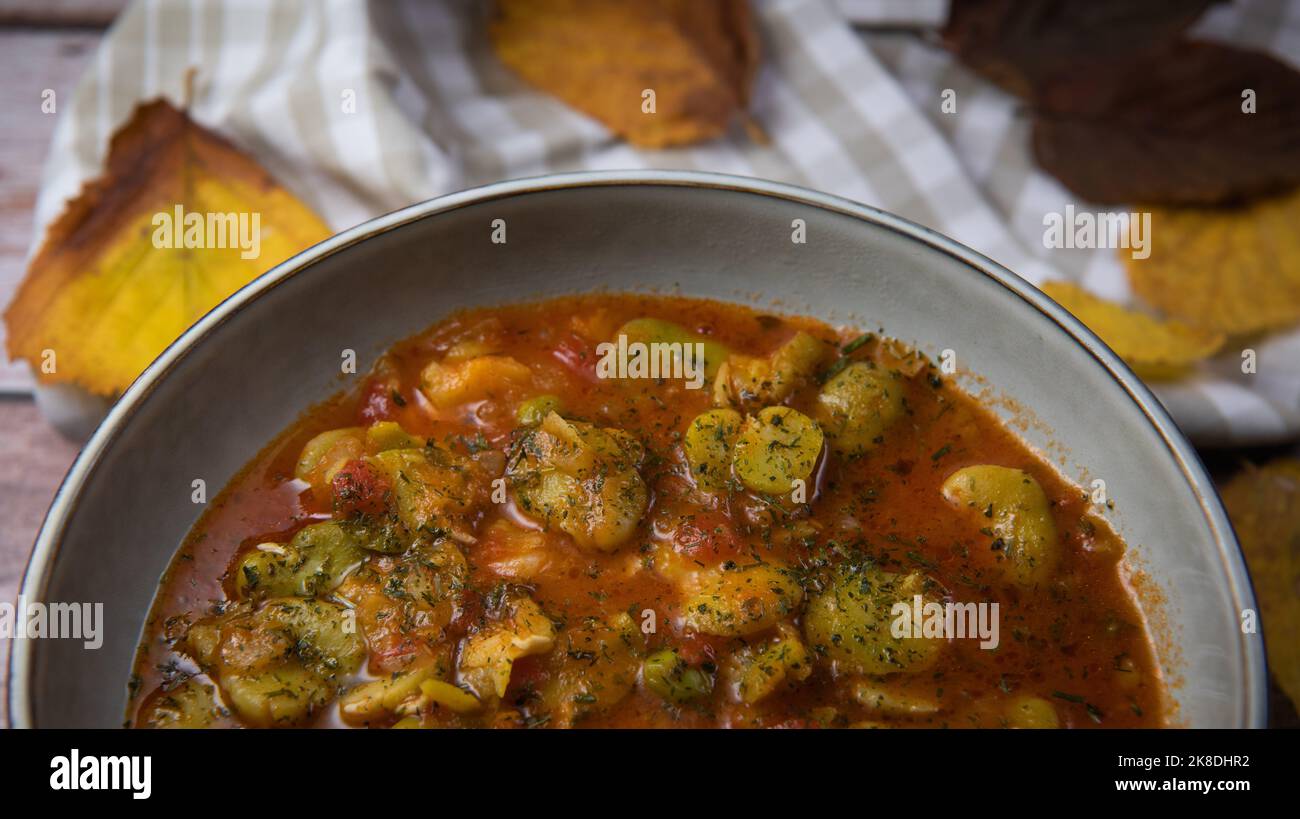 Soupe automn avec haricots et pois dans un bol blanc Banque D'Images