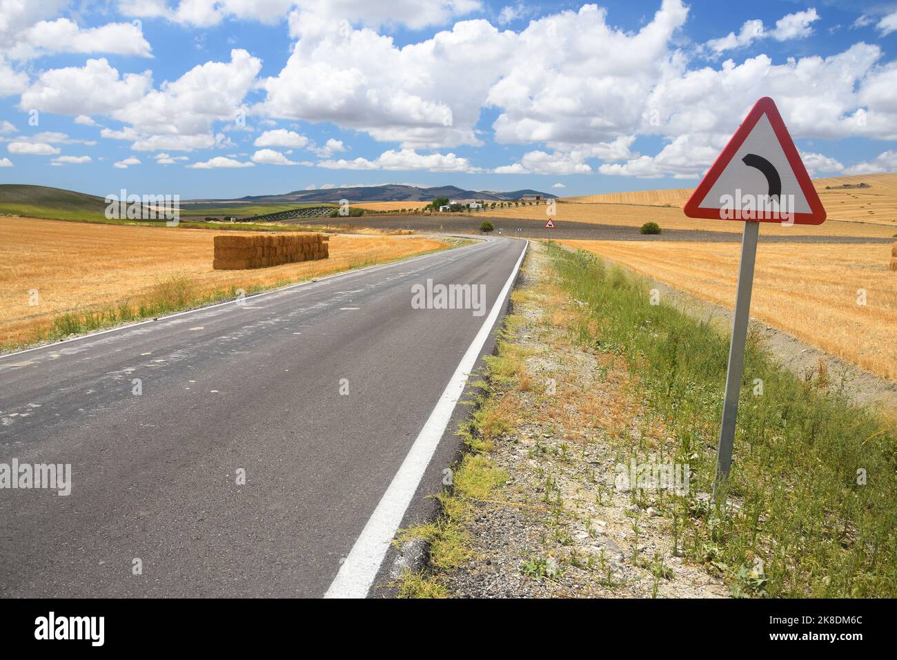 Vue en perspective de l'autoroute en paysage ouvert en Andalousie, Espagne. Banque D'Images