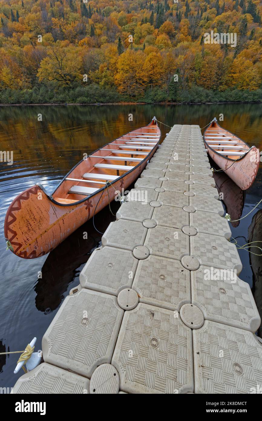 Canoës au quai sur la rivière Jacques-Cartier, dans le parc national, Québec Banque D'Images