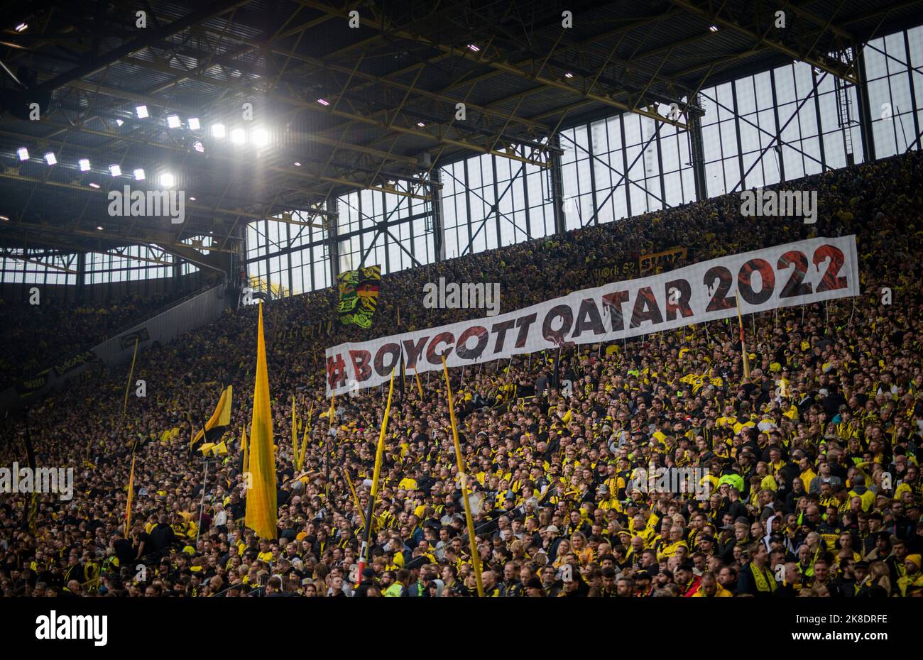 Dortmund, 22.10.2022 BVB fans fordern den Boykott der Fussball Weltmeisterschaft à Katar. Plakat: Boycott von Qatar 2022 Borussia Dortmund - VfB Stu Banque D'Images