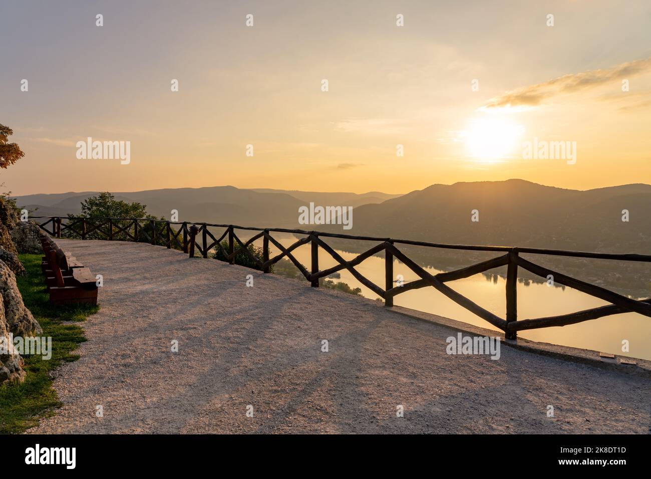 Château de Visegrad en Hongrie, sur le Danube, avec un beau coucher de soleil Banque D'Images