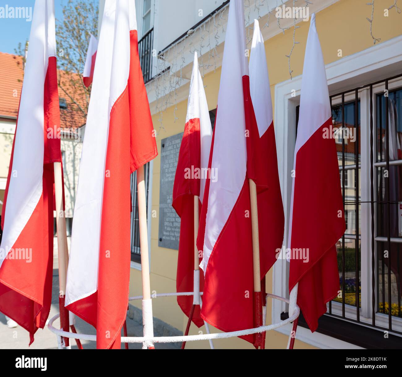 Les drapeaux rouges et blancs sont rapprochés. Symbole et couleurs nationales polonaises. Symboles nationaux et célébrations d'État. Banque D'Images