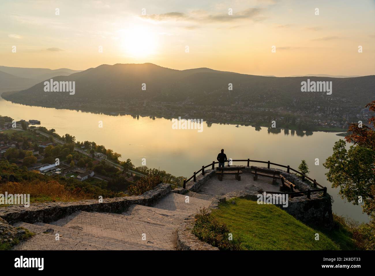 Château de Visegrad en Hongrie, sur le Danube, avec un beau coucher de soleil Banque D'Images