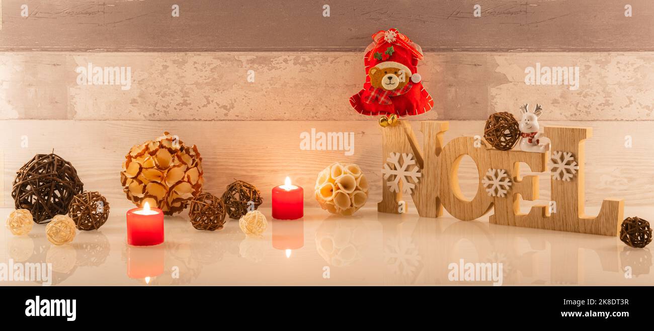 Décorations de Noël zéro déchet avec des boules en papier recyclables pour arbre de Noël. Concept écologique de décorations. Banque D'Images