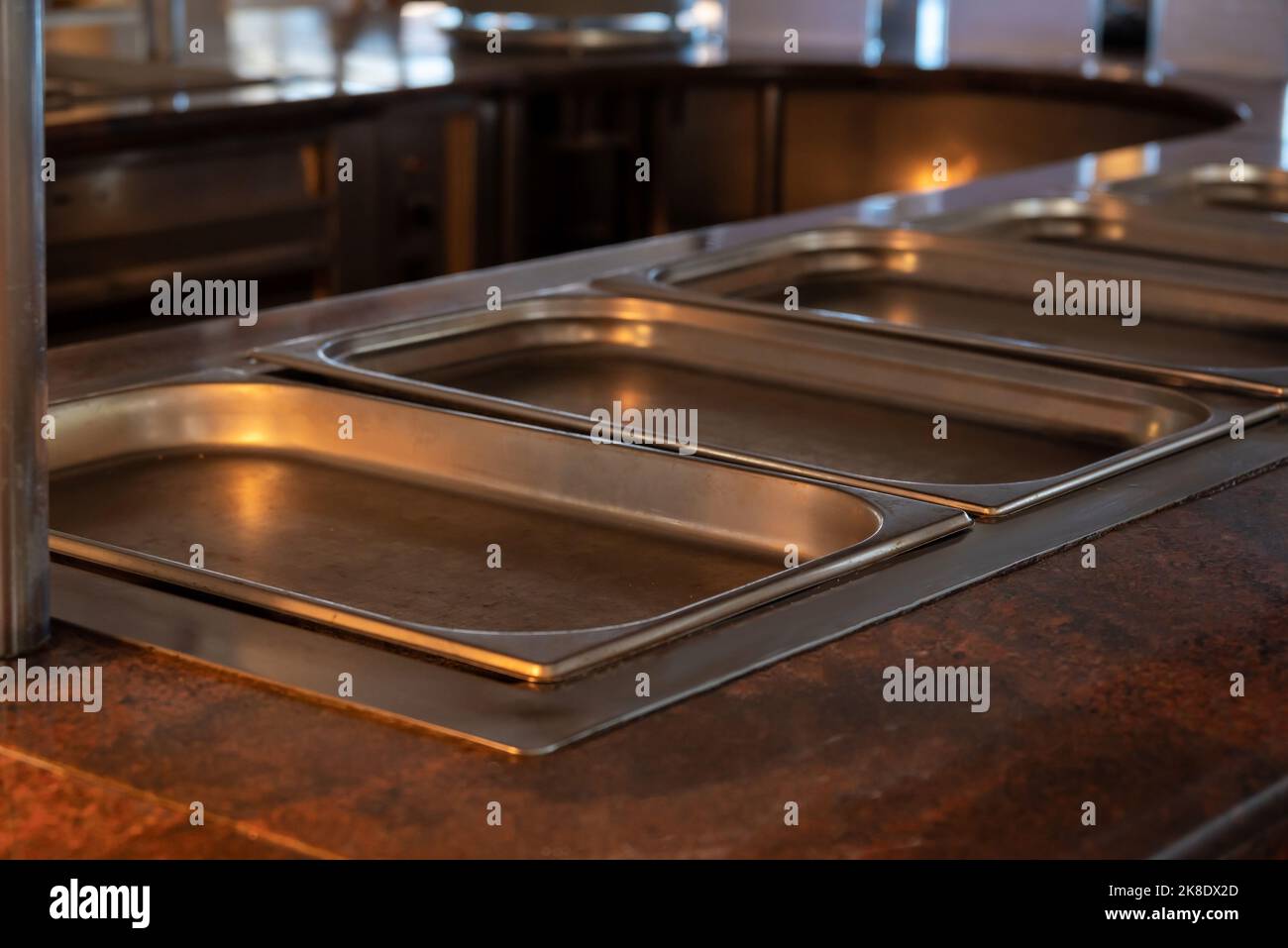 Buffet - plateaux chauds vides pour les repas rapides. Banque D'Images