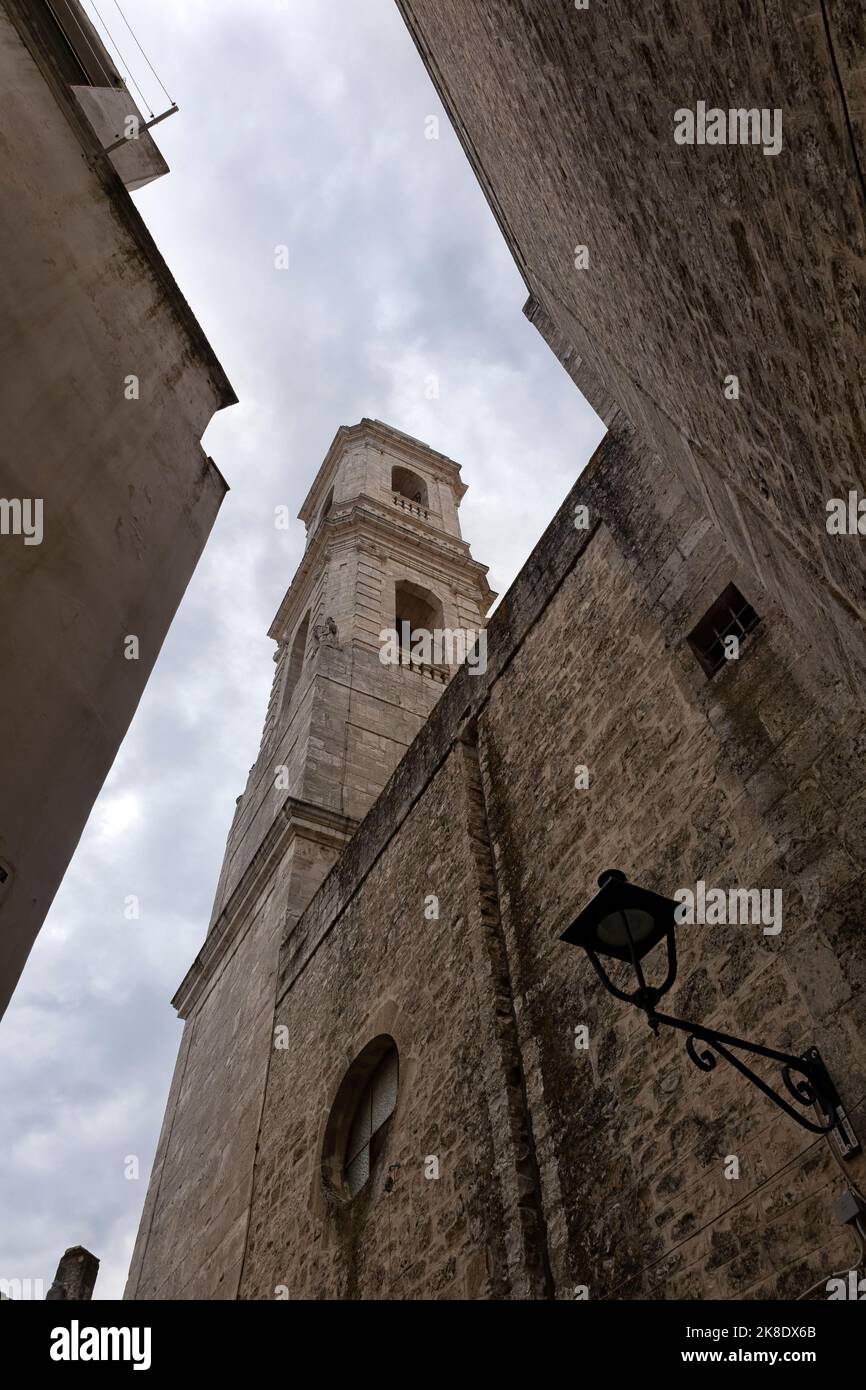 LOCOROTONDO, ITALIE - 13 OCTOBRE 2019 : vue sur le clocher de l'église Saint-Georges (Madre di San Giorgio Martyre) dans la vieille ville Banque D'Images