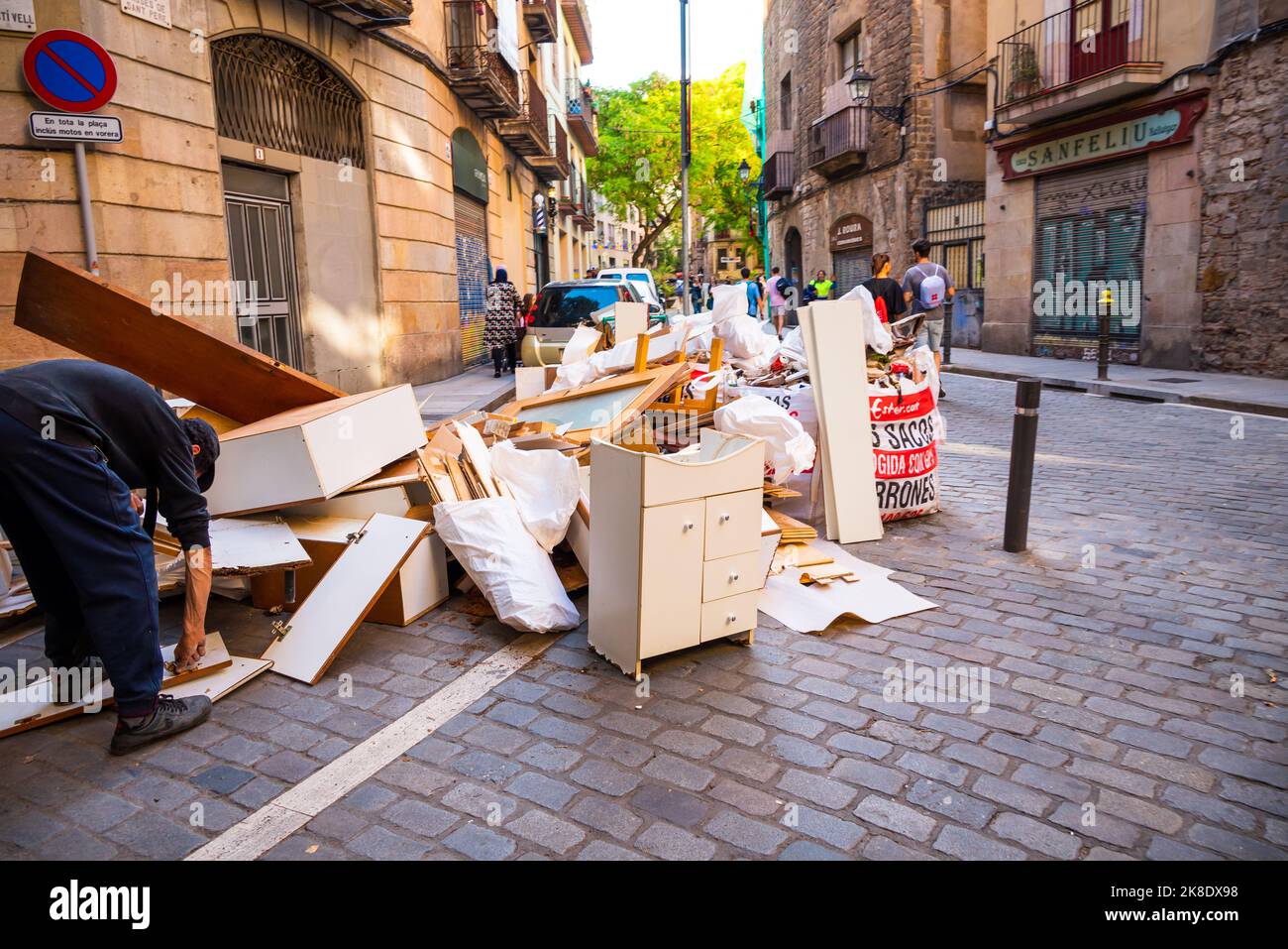 Barcelone, Espagne - 26 mai 2022: Décharge de vieux meubles dans le quartier gothique. Banque D'Images