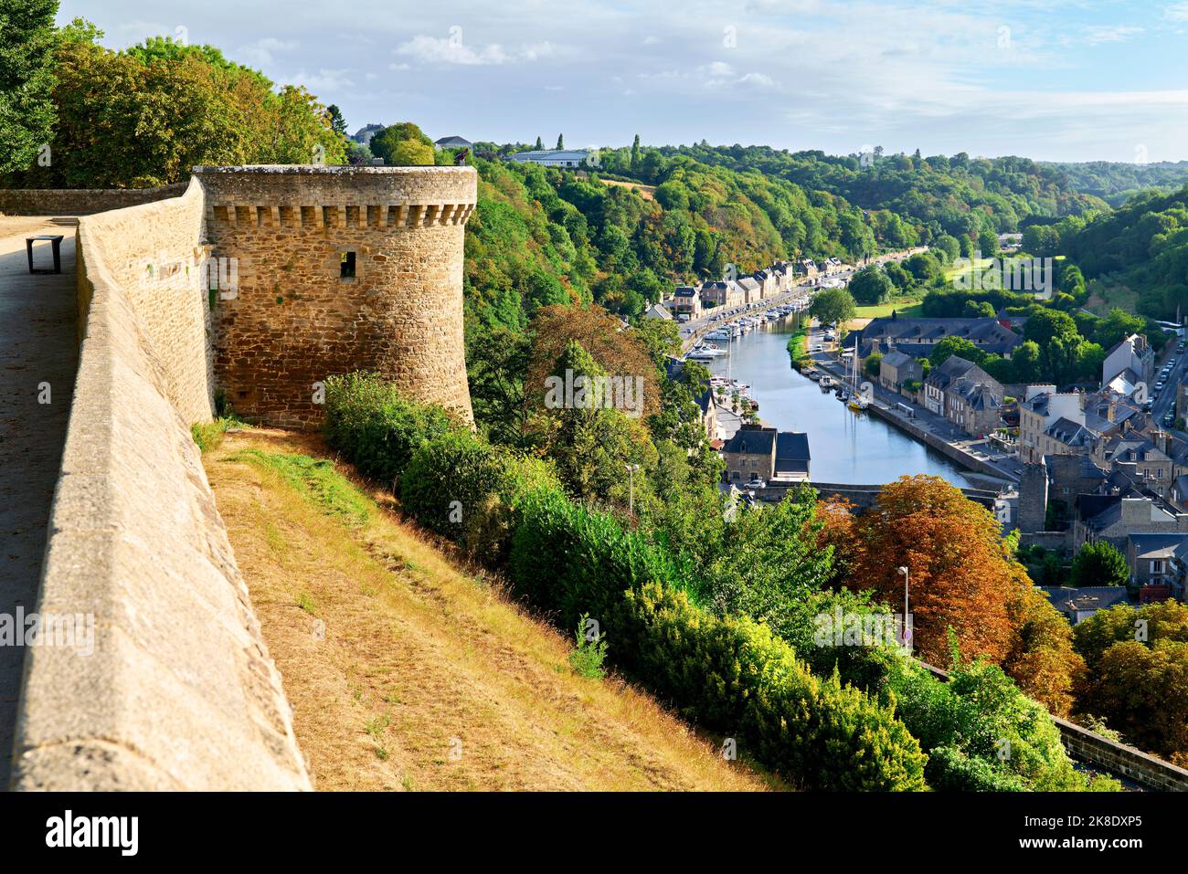 Dinan Bretagne France. Vue panoramique en grand angle. La Rance et les murs fortifiés Banque D'Images