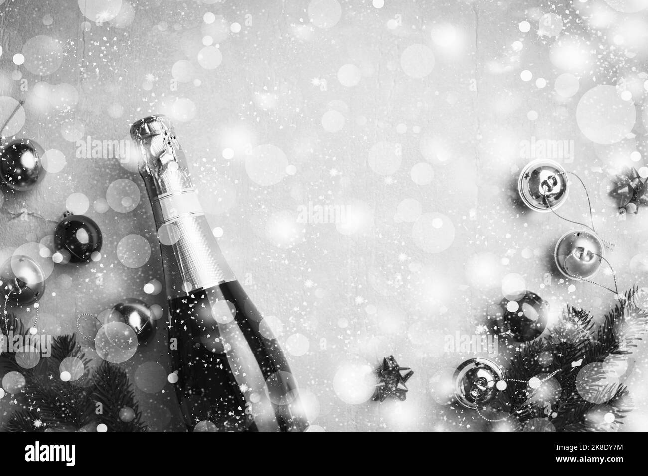 Arrière-plan de Noël abstrait avec champagne et décorations de Noël, avec flocons de neige dorés et espace de copie pour le texte Banque D'Images