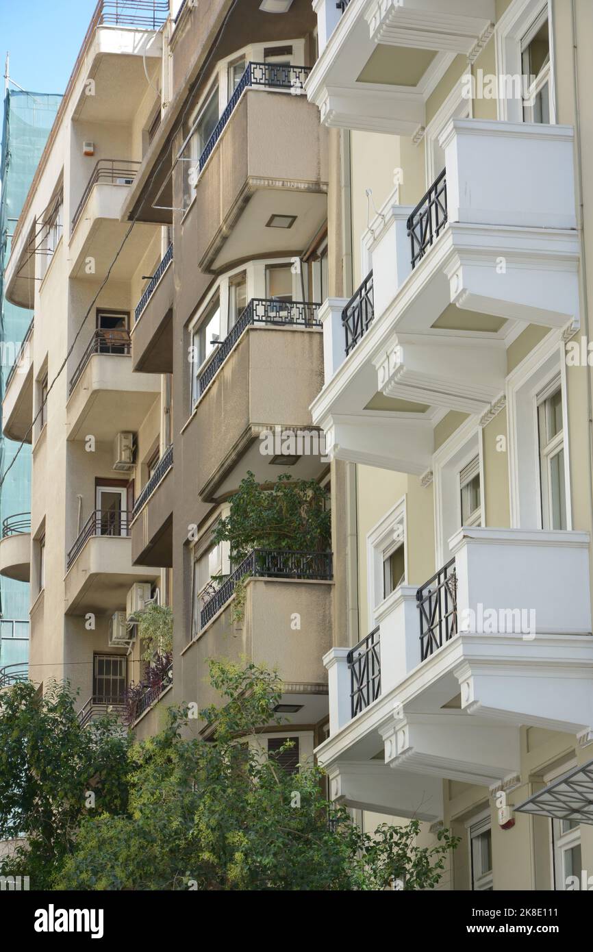 Range d'immeubles d'appartements des années 1930 sur la rue Omirou dans le centre d'Athènes, Grèce Banque D'Images
