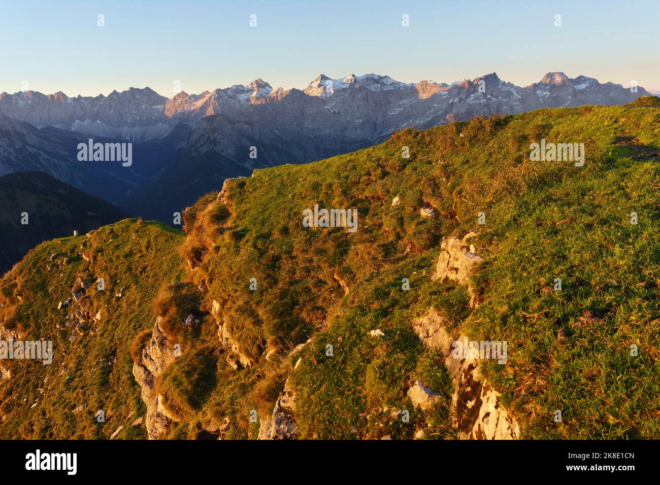 Vue de Schafreuter à la chaîne de Karwendel du Nord avec le pic de Karwendel de l'est et le pic de Vogelkar ainsi que la chaîne de Karwendel principale avec Kaltwasserkar Banque D'Images