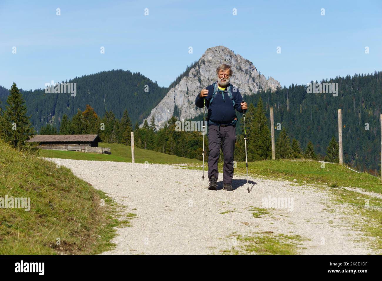 Randonneur, senior, 63 ans, sur le chemin de Koenigsalm en face de Leonhardstein, Kreuth, Mangfall Mountains, haute-Bavière, Allemagne Banque D'Images