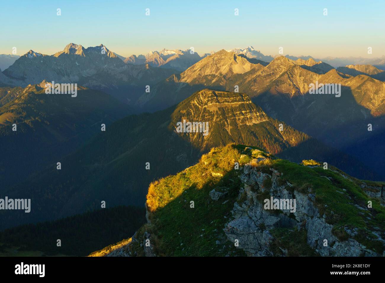 Vue de Schafreuter du nord-ouest du Karwendel et des montagnes de Wetterstein avec Zugspitze, Hinterriss, Alpenpark Karwendel, Tyrol, Autriche Banque D'Images