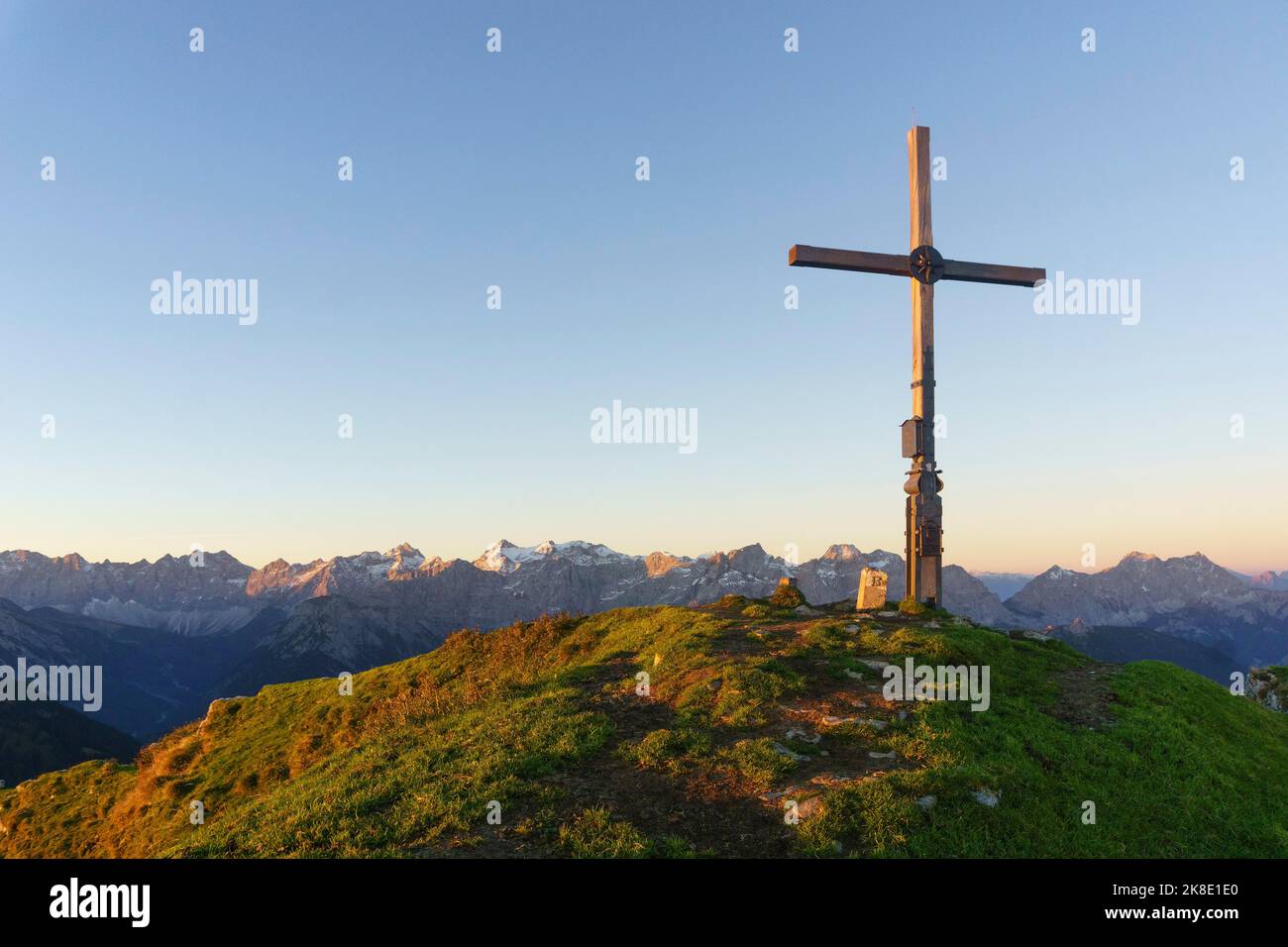 Croix sommet de la gamme Schafreuter et Karwendel du Nord avec le pic de Karwendel de l'est et le pic de Vogelkar ainsi que la gamme principale de Karwendel avec Banque D'Images