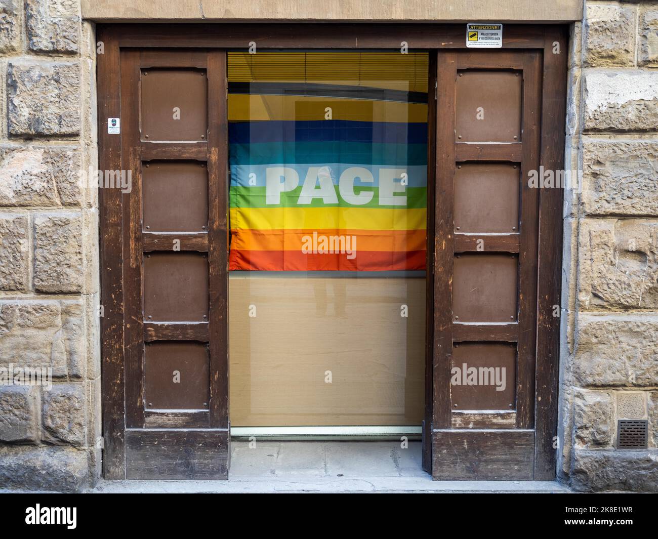Appel à la paix, drapeau aux couleurs arc-en-ciel avec inscription Pace, Florence, Toscane, Italie Banque D'Images