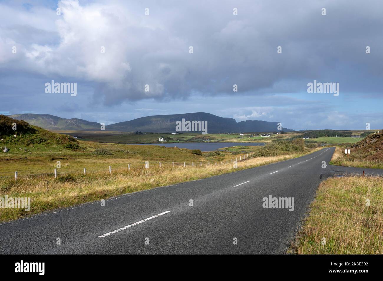 Route de campagne typique, Isle of Skye, Inner Hebrides, Écosse, Royaume-Uni Banque D'Images