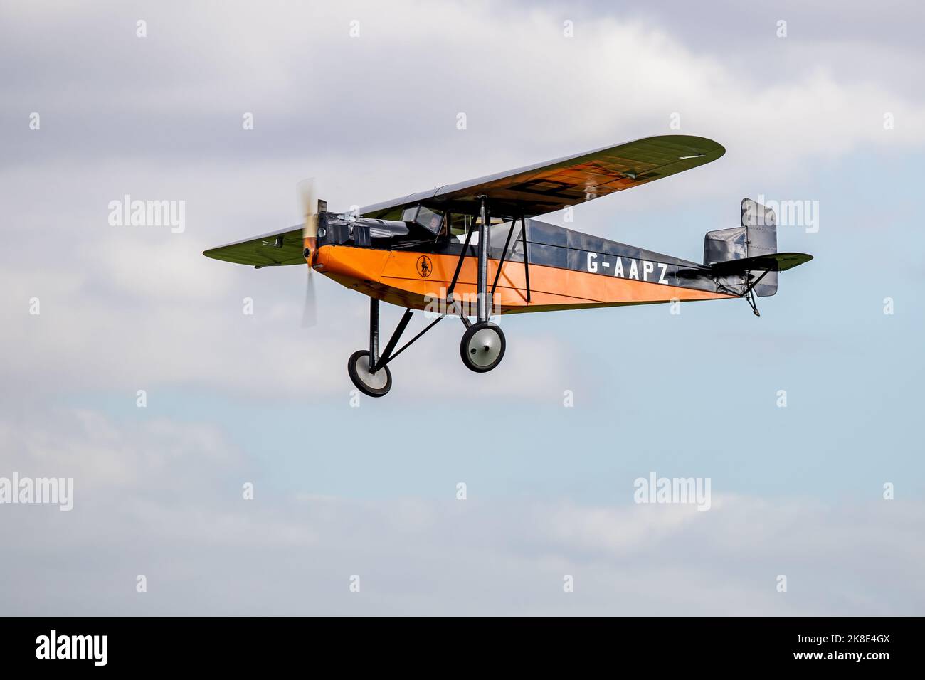 1931 Desoutter Mk.1 « G-AAPZ » en vol au salon de l'aviation du jour de la course qui s'est tenu à Shuttleworth le 2nd octobre 2022 Banque D'Images