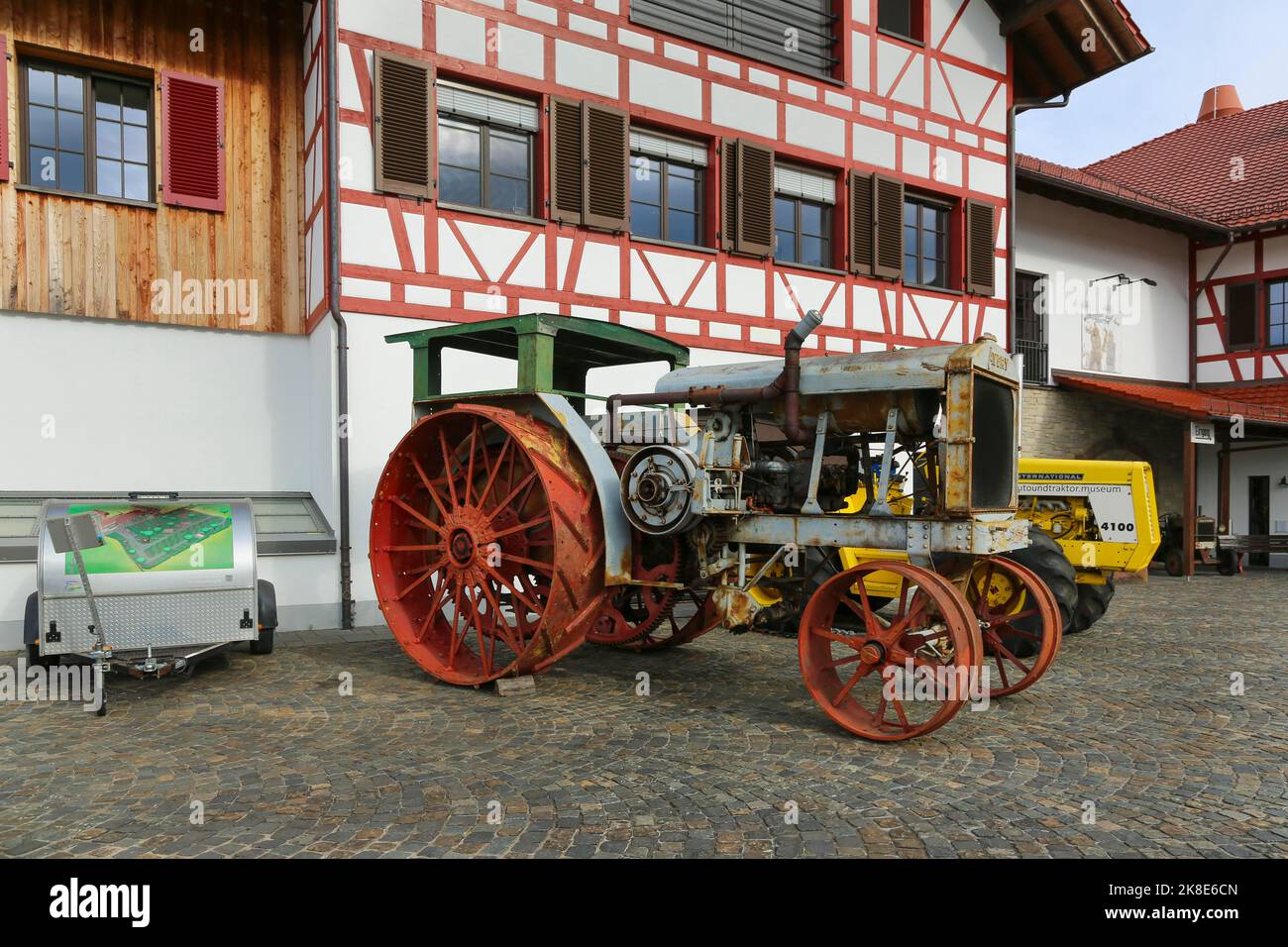 Vieux tracteur, pièce de musée, voiture et tracteur musée, Jaegerhof, Gebhardsweiler, Uhlidingen-Muehlhofen, Bade-Wurtemberg, Allemagne Banque D'Images