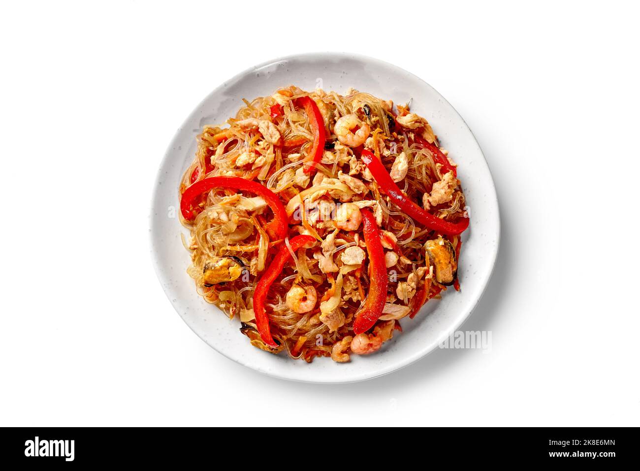 Nouilles de riz épicées avec crevettes sautées, moules, calamars et légumes sur l'assiette Banque D'Images