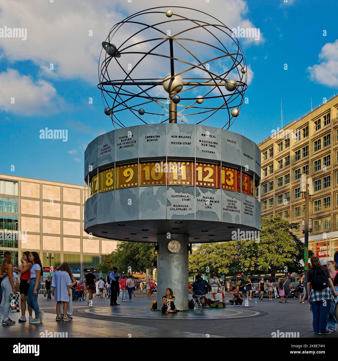 Urania World Time Clock sur Alexanderplatz, Berlin Mitte, Berlin, Allemagne Banque D'Images