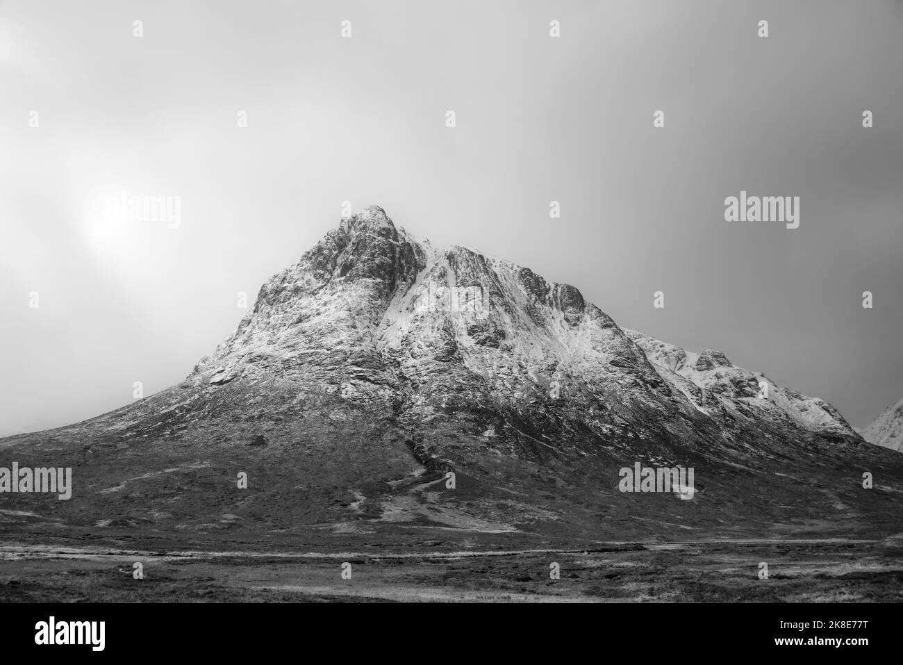 Paysage spectaculaire en noir et blanc image d'hiver de la légendaire montagne Sob Dearg Buachaville Etive Mor dans les Highlands écossais Banque D'Images