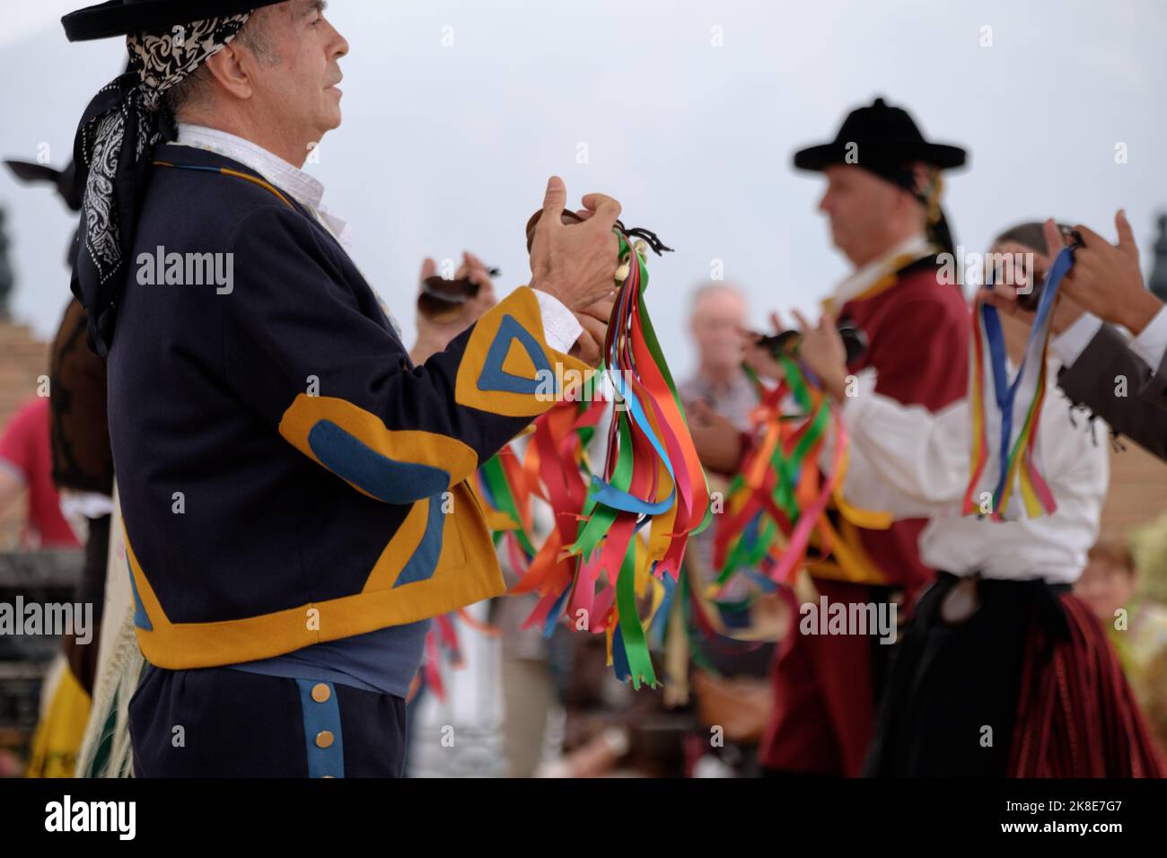 Robe traditionnelle de Malaga, danse et musique folklorique dans le village blanc de Comares en Andalousie Banque D'Images
