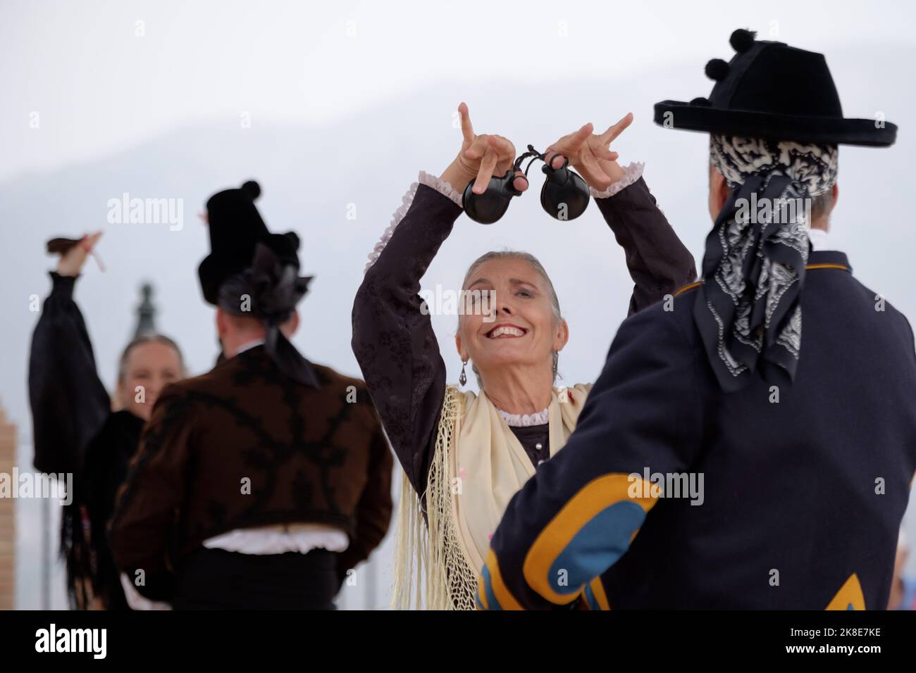 Robe traditionnelle de Malaga, danse et musique folklorique dans le village blanc de Comares en Andalousie Banque D'Images