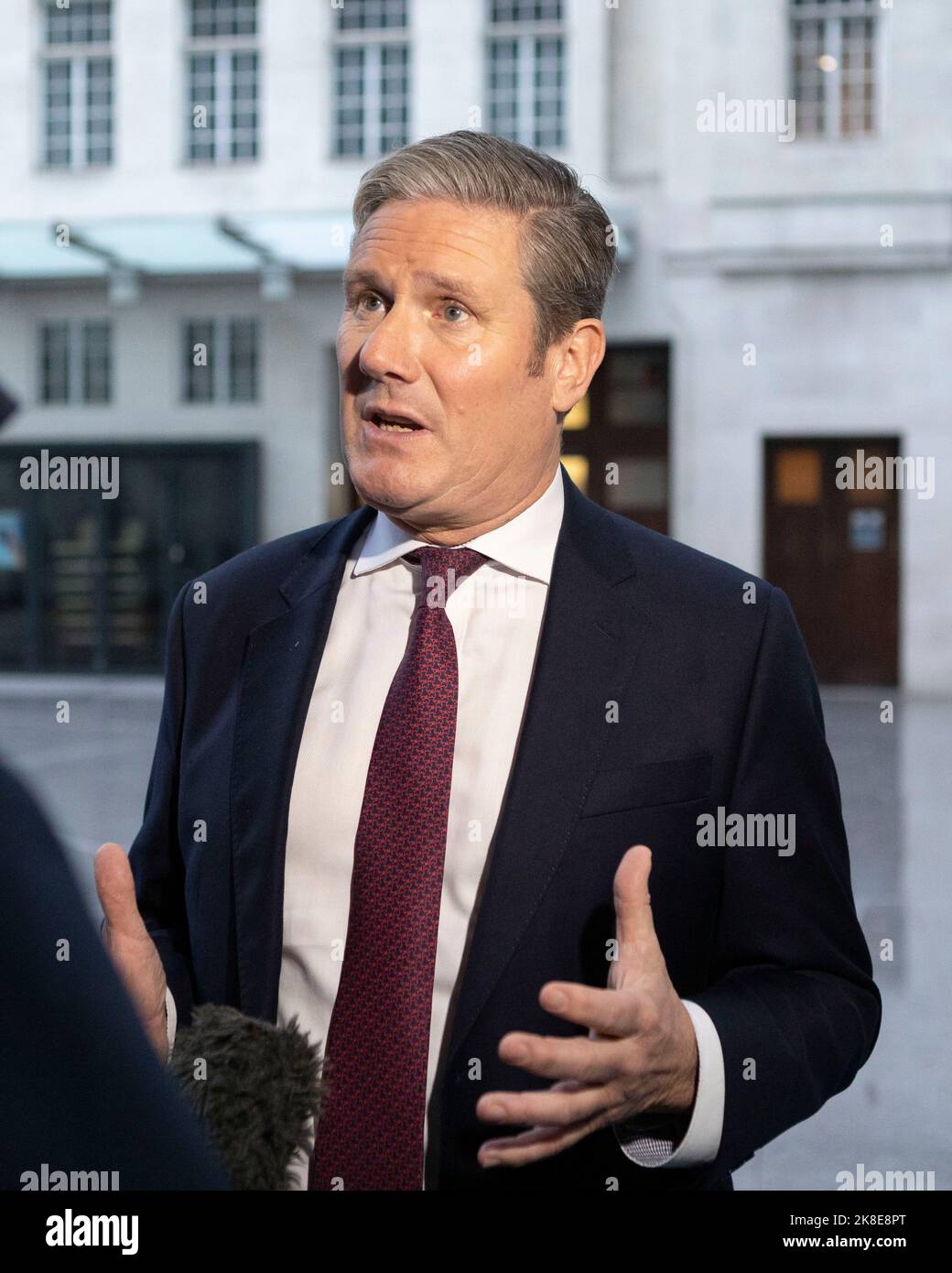 Sir Keir Starmer, leader syndical, s'adresse aux médias en dehors de la BBC Broadcasting House à Londres, après avoir comparu dimanche dans le programme d'actualité de la BBC One avec Laura Kuenssberg. Date de la photo: Dimanche 23 octobre 2022. Banque D'Images