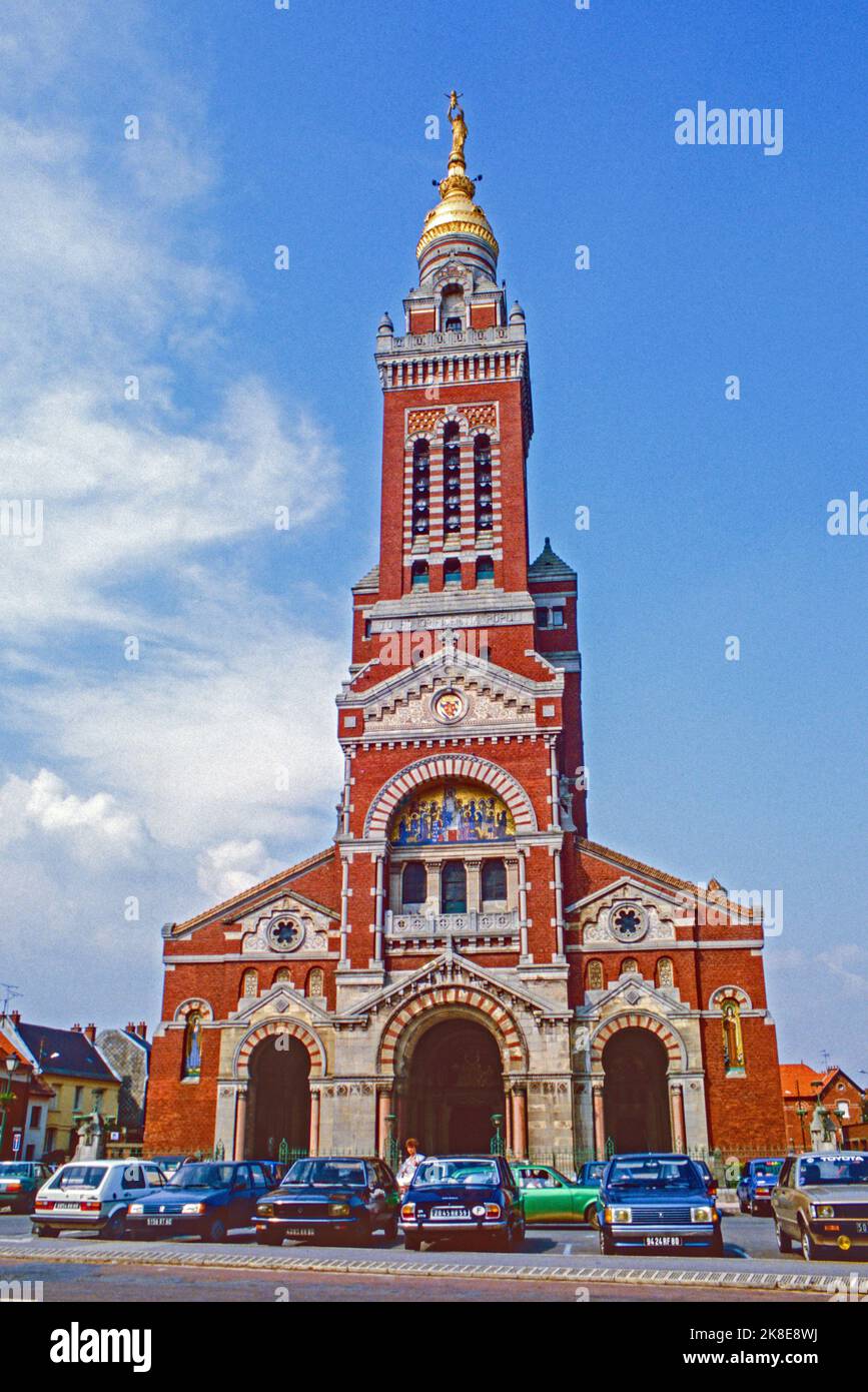 Images numérisées d'archives d'une France révolue. La basilique notre-Dame de Brebières à Albert a pris 1984. Superstision entoure la statue de marian sur le Th Banque D'Images