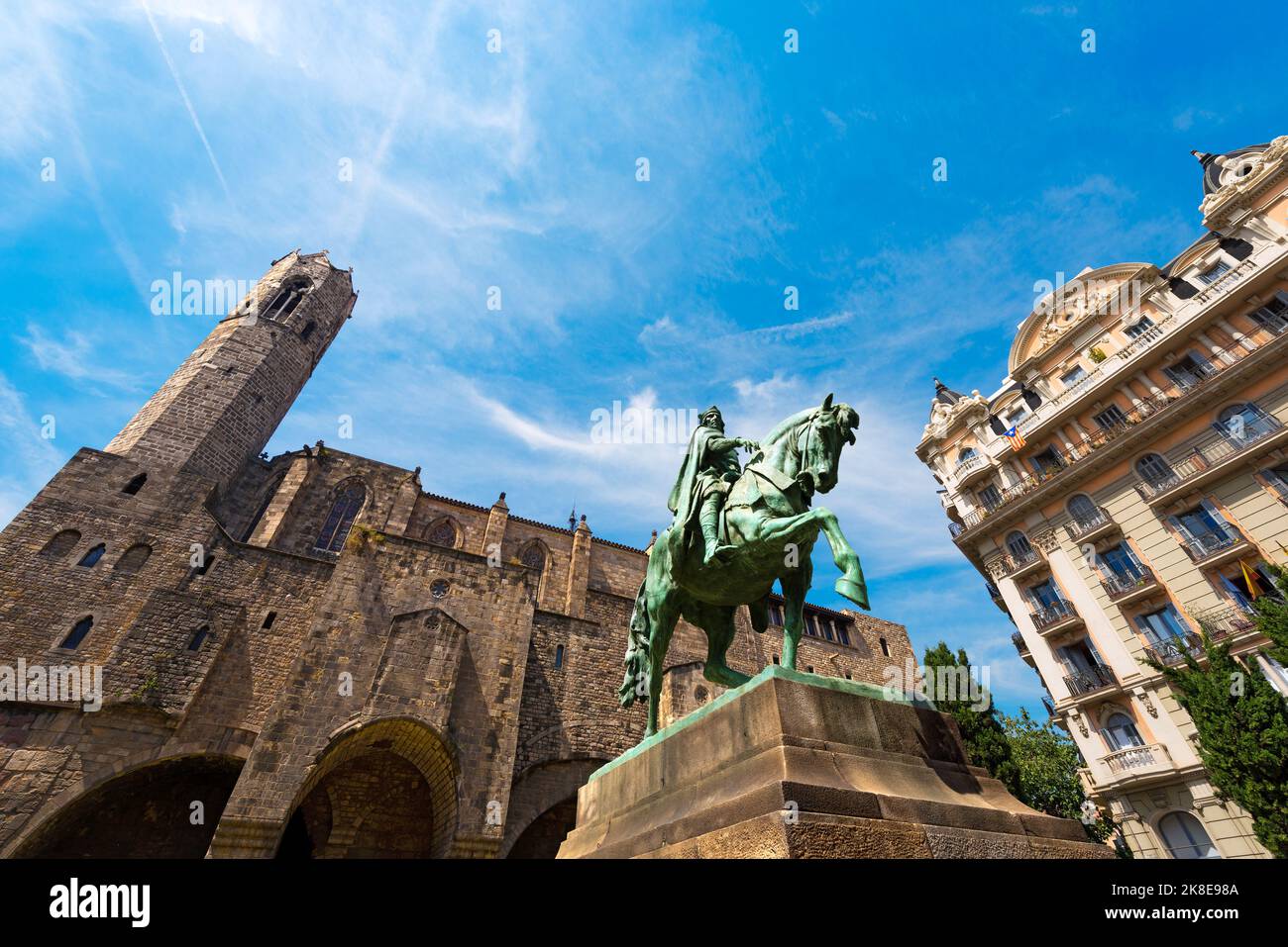 Statue de Ramon Berenguer III (1086-1131) sur la place homonyme. En arrière-plan la Chapelle de Saint Agata. Barcelone, Catalogne, Espagne, Europe. Banque D'Images