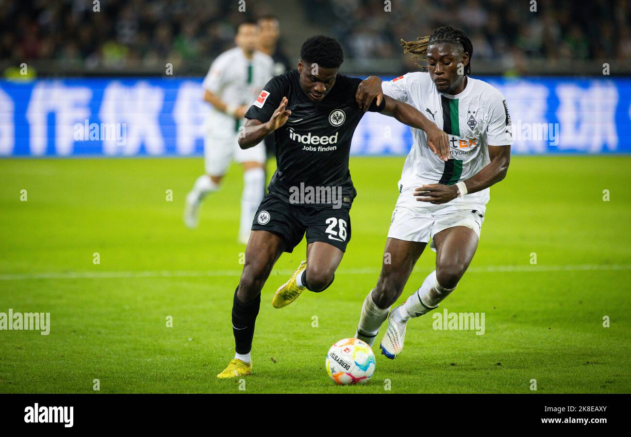 Mönchengladbach, 22.10.2022 Junior Dina Ebimbe (FRA), Kouadio Kone (BMG) Borussia Mönchengladbach - Eintracht Frankfurt Fussball; Saison 2022/23 FOT Banque D'Images