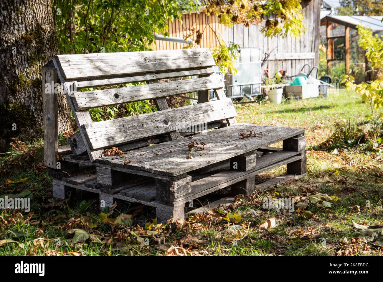 Chaise longue en palettes en bois. Travaux d'automne et de jardin. Banque D'Images
