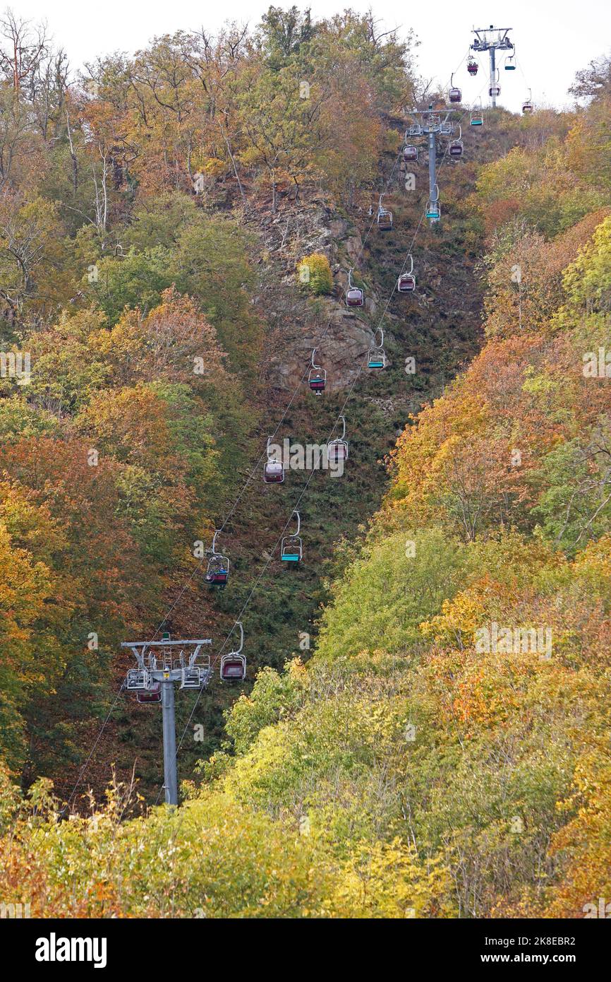 Thale, Allemagne. 23rd octobre 2022. Les visiteurs prennent le télésiège jusqu'à la Rosstrape. Le temps ensoleillé a de nouveau attiré de nombreux visiteurs dans les montagnes de Harz. Les opérateurs des téléphériques et des remontées mécaniques du Harz font l'expérience d'un grand nombre de visiteurs ce week-end au début des vacances d'automne. Credit: Matthias Bein/dpa/Alay Live News Banque D'Images