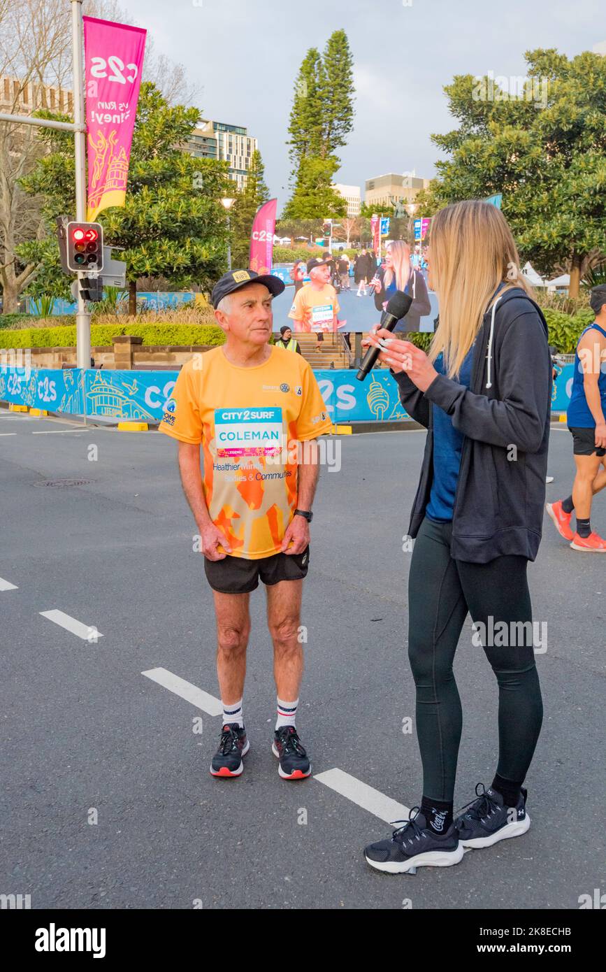 Laurie Coleman, qui a couru dans la première course de Sydney, City to Surf en 1971, fait partie d'un groupe « Legends » qui a couru dans chaque course depuis. Banque D'Images