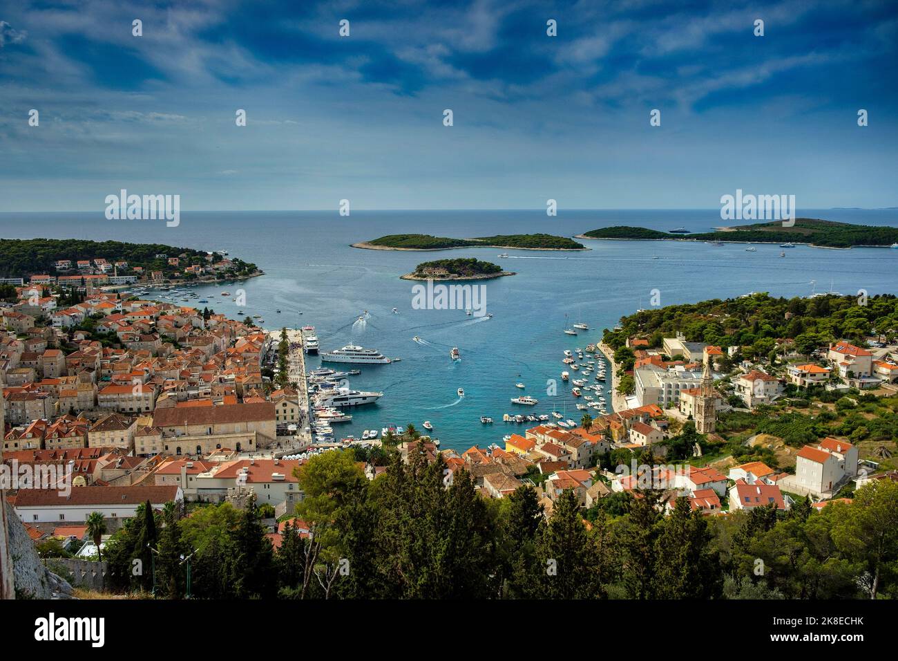 Vue sur le port de Hvar et les îles Pakleni depuis la forteresse espagnole, Hvar Banque D'Images