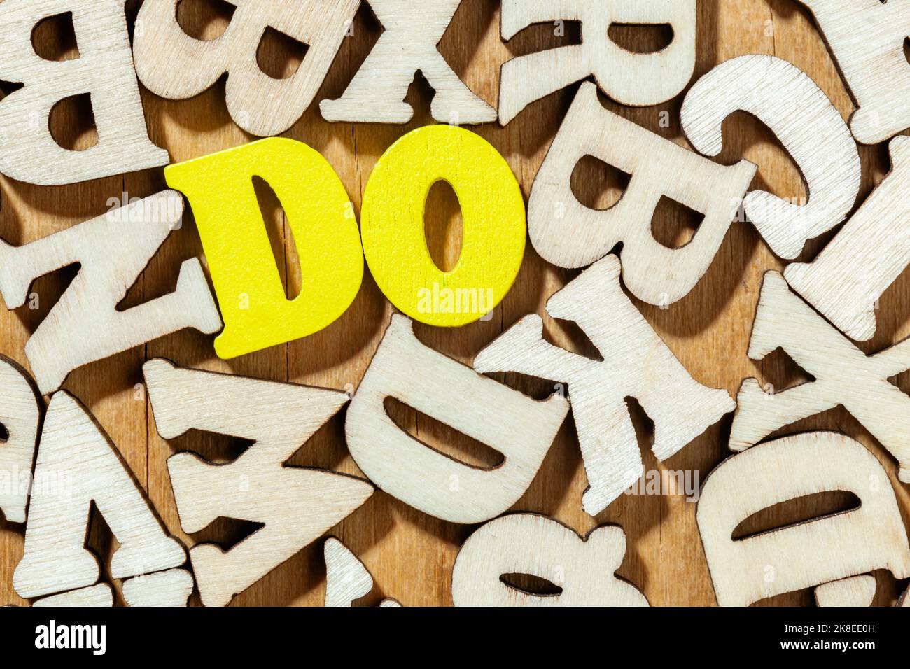 Mot « do » entouré de lettres en bois aléatoires Banque D'Images