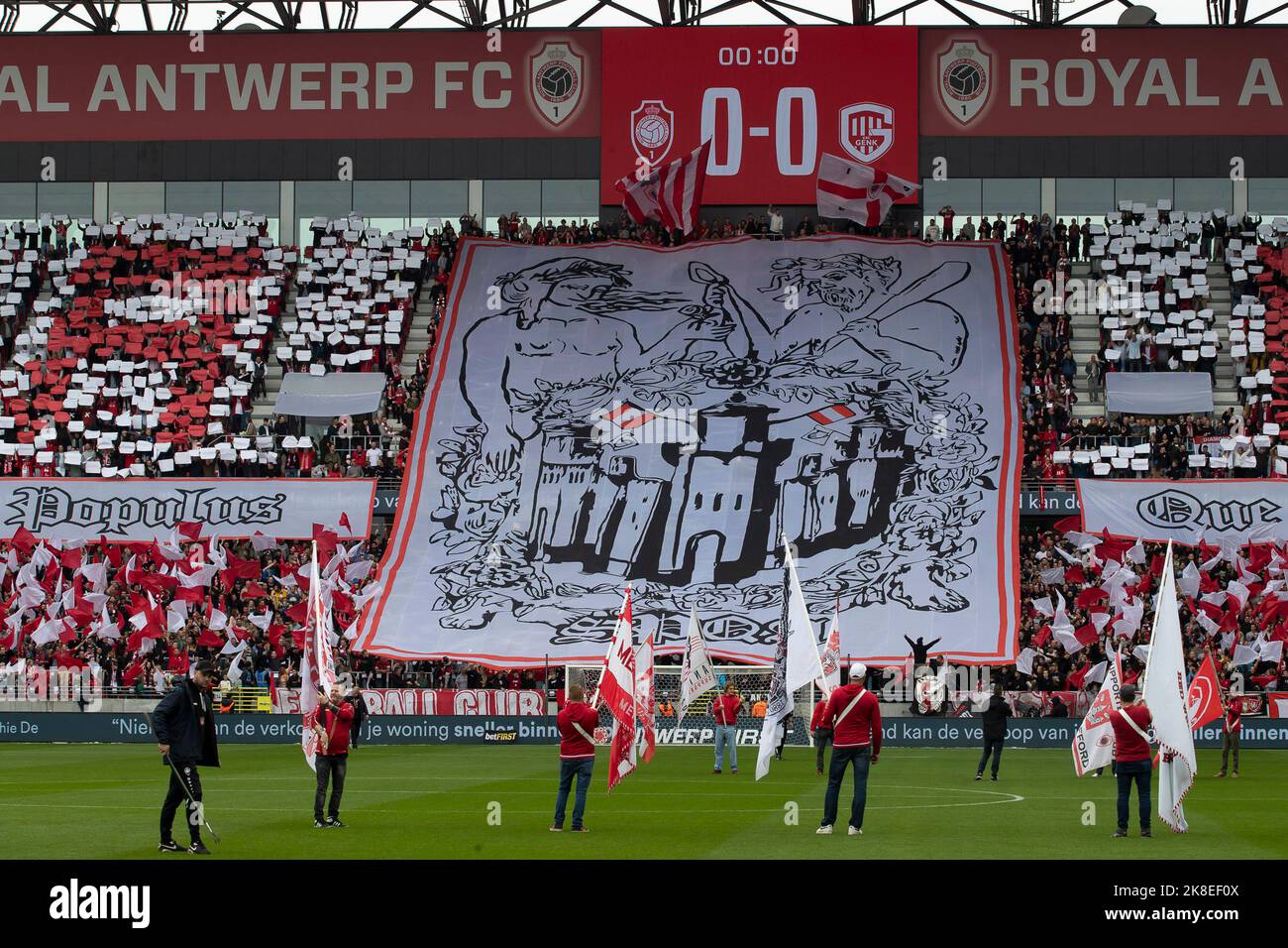 Les supporters d'Anvers photographiés avant un match de football entre le Royal Antwerp FC et le KRC Genk, dimanche 23 octobre 2022 à Anvers, le 14 e jour de la première division de la « Jupiler Pro League » 2022-2023 du championnat belge. BELGA PHOTO KRISTOF VAN ACCOM Banque D'Images