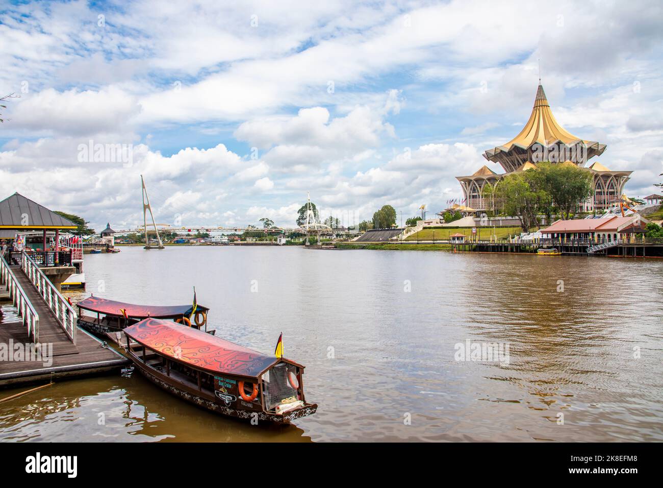 Kuching Malaysia sept 3rd 2022: La vue de la rivière Sarawak et du bâtiment de l'Assemblée législative de l'État de New Sarawak. Banque D'Images