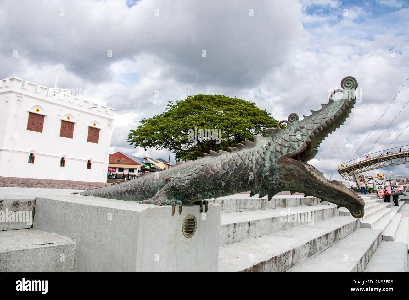 Kuching Malaysia Sep 3rd 2022:Bronze sculpture stylisée de crocodile sur la rive de la rivière Sarawak à Kuching, Sarawak Malaysia. Banque D'Images