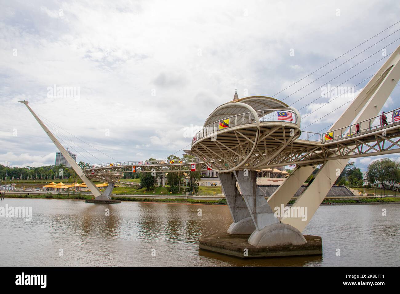 La vue sur la rivière Sarawak et la vue sur le pont Darul Hana à Kuching, Sarawak en Malaisie. Le contexte est l'Assemblée législative de l'État de New Sarawak Banque D'Images