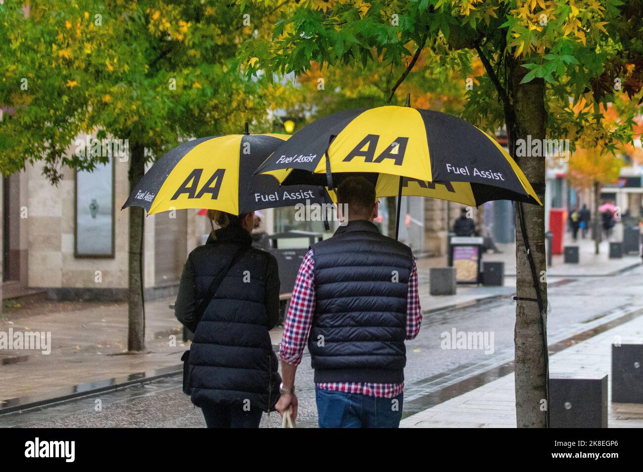 Couple avec parasols AA marchant à Fishergate Preston. Météo au Royaume-Uni 23 octobre 2022 ; humide et venteux début de journée dans le nord-ouest de l'Angleterre. Fortes poussées de pluie avec risque de tonnerre. Il deviendra plus sec plus tard dans la journée, mais il restera nuageux avec quelques averses persistantes. Crédit; MediaWorldImages/AlamyLiveNews Banque D'Images