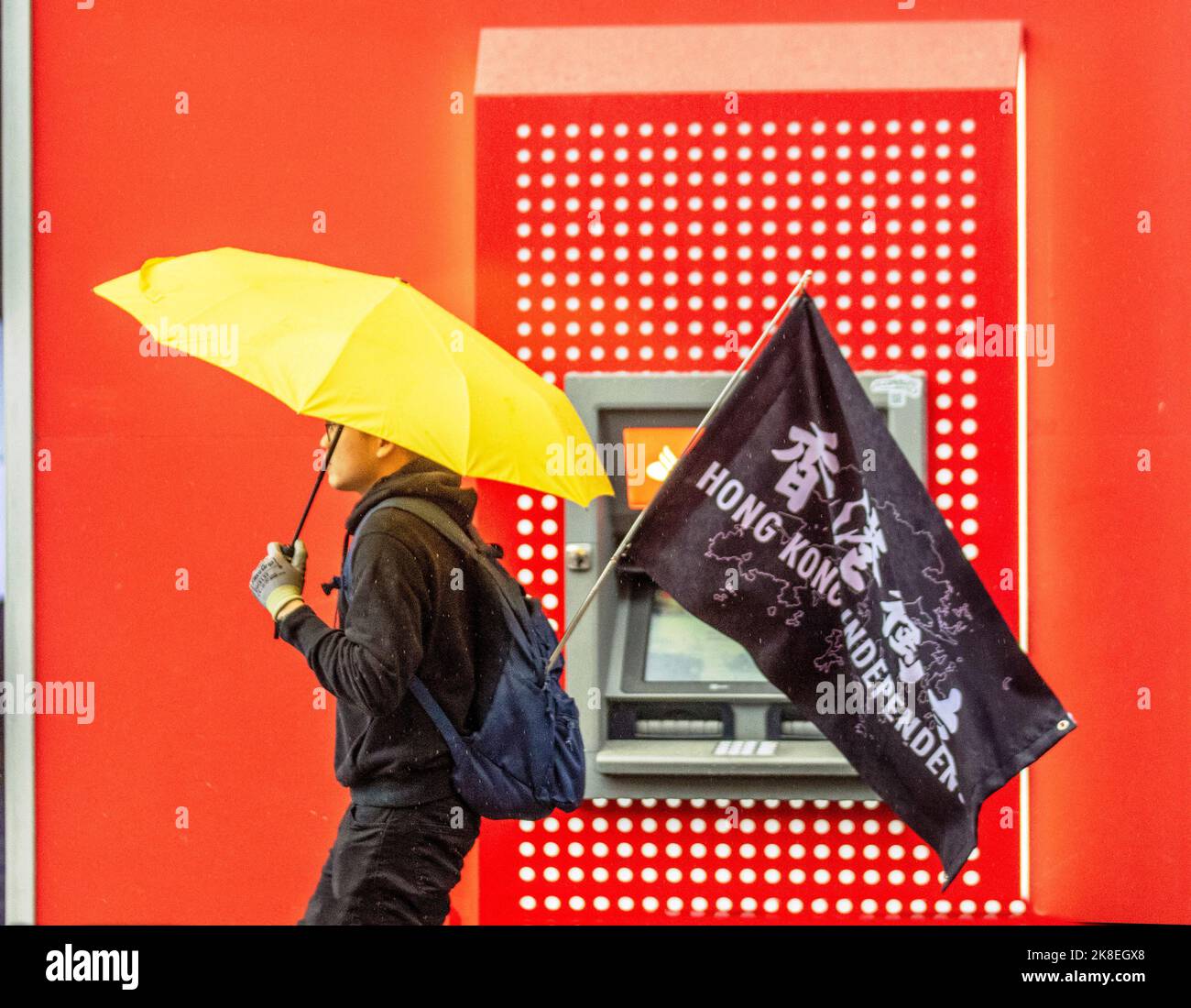 Homme avec parapluie jaune et drapeau non officiel utilisé par les activistes de l'indépendance de Hong Kong à Preston. Météo Royaume-Uni. Octobre 2022; humide et venteux début à la journée dans le nord-ouest de l'Angleterre. Fortes poussées de pluie avec risque de tonnerre. Il deviendra plus sec plus tard dans la journée, mais il restera nuageux avec quelques averses persistantes. Banque D'Images