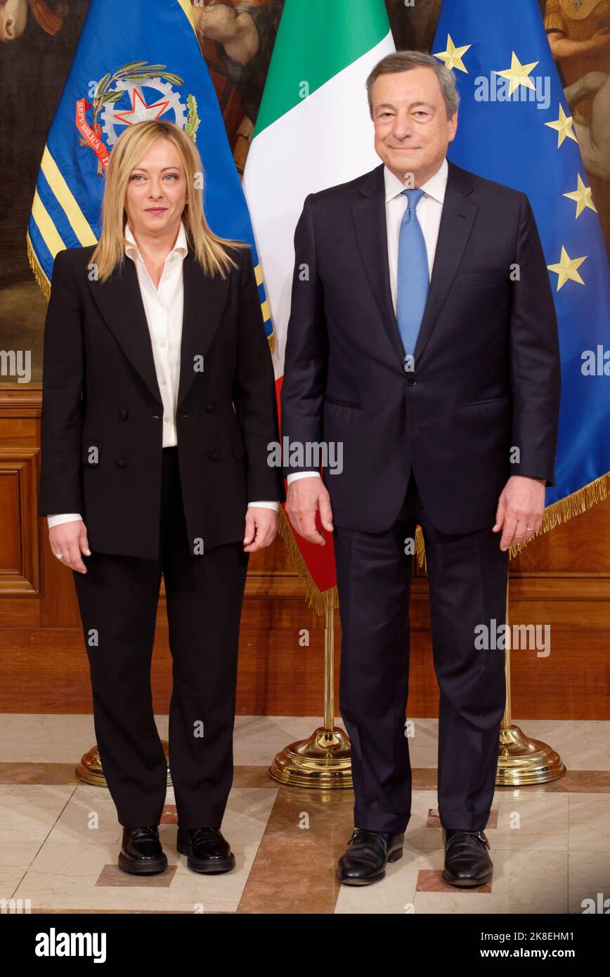 Le Premier ministre sortant de l'Italie, Mario Draghi, et le nouveau Premier ministre italien, Giorgia Meloni Banque D'Images