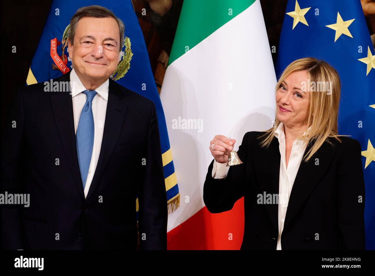 Le Premier ministre sortant de l'Italie, Mario Draghi, et le nouveau Premier ministre italien, Giorgia Meloni, lors de la cérémonie de remise des cloches du ministre Banque D'Images