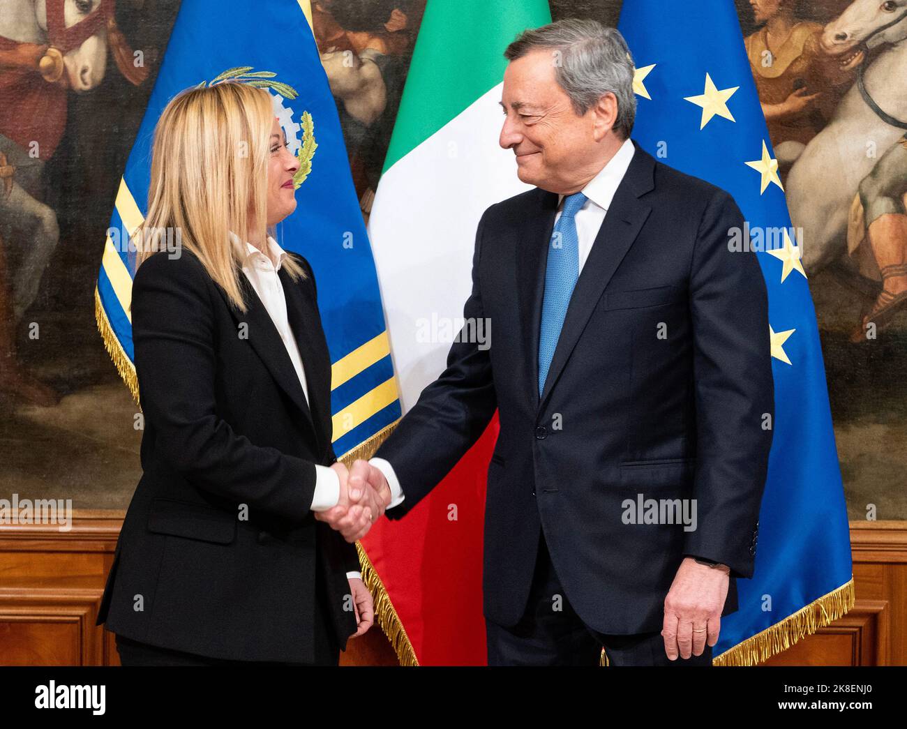 Le nouveau Premier ministre italien Giorgia Meloni et le Premier ministre sortant Mario Draghi assistent à la cérémonie de remise des cloches du ministre du Cabinet au Palazzo Chigi à Rome, en Italie, sur 23 octobre 2022. Photo : ABACAPRESS.COM Banque D'Images