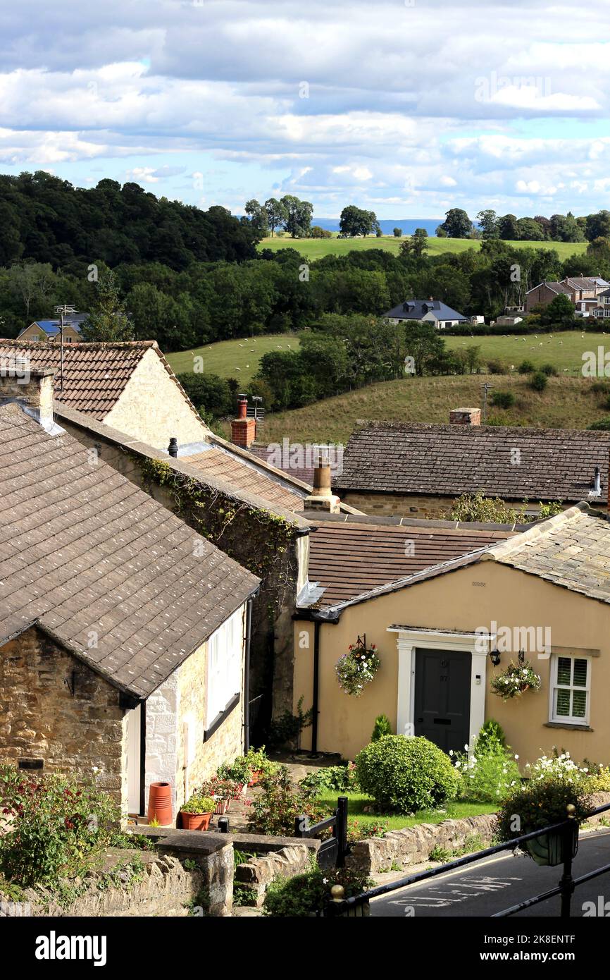 Maisons à Richmond, dans le North Yorkshire, surplombant les collines verdoyantes Banque D'Images