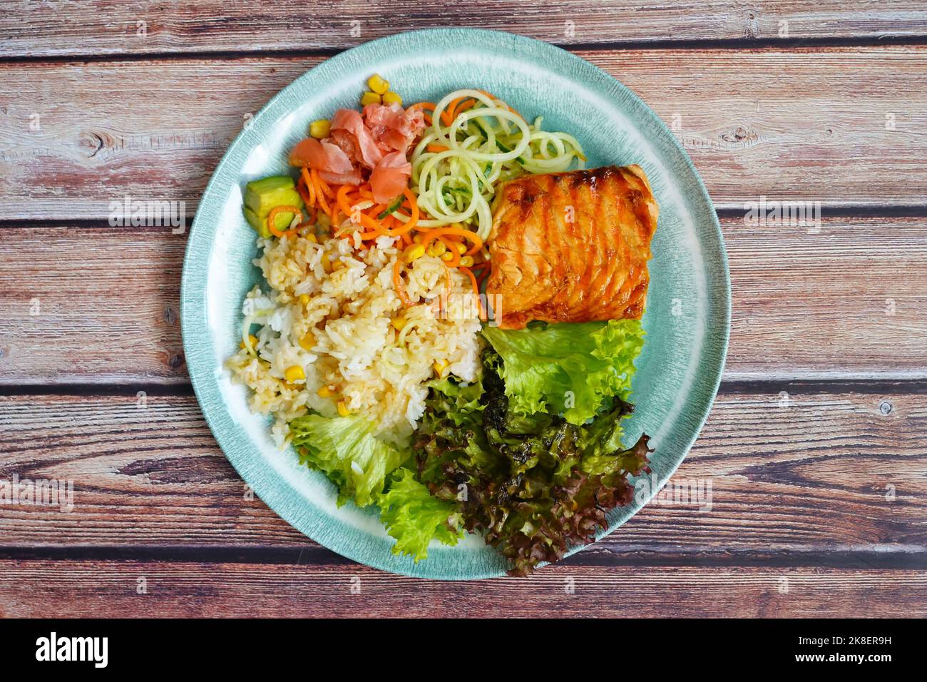 Alimentation équilibrée maison : saumon grillé, riz, légumes et salade. Banque D'Images