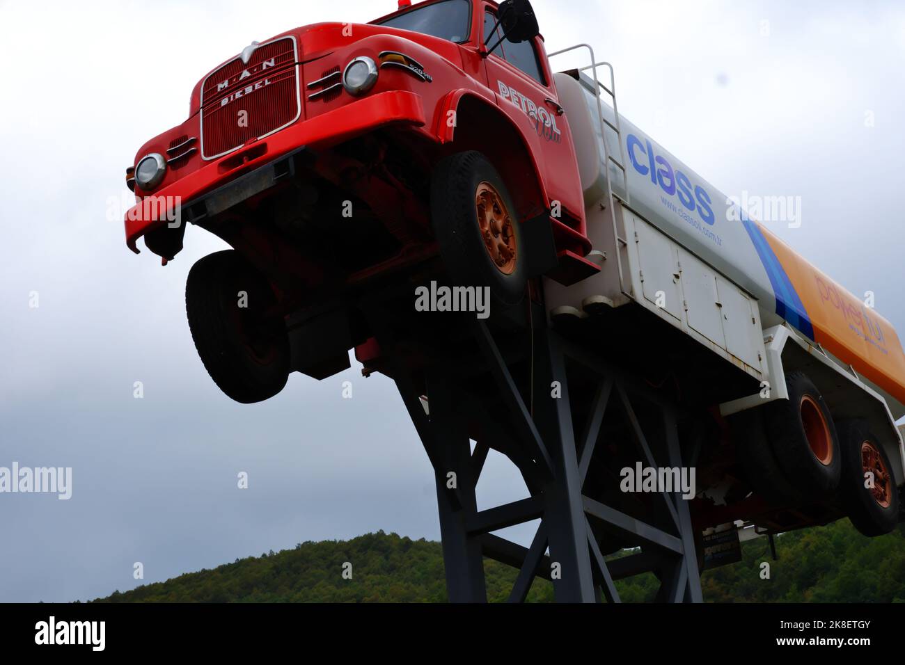 Camion-citerne soulevé au bord de la route pour faire la publicité d'une station-service Banque D'Images