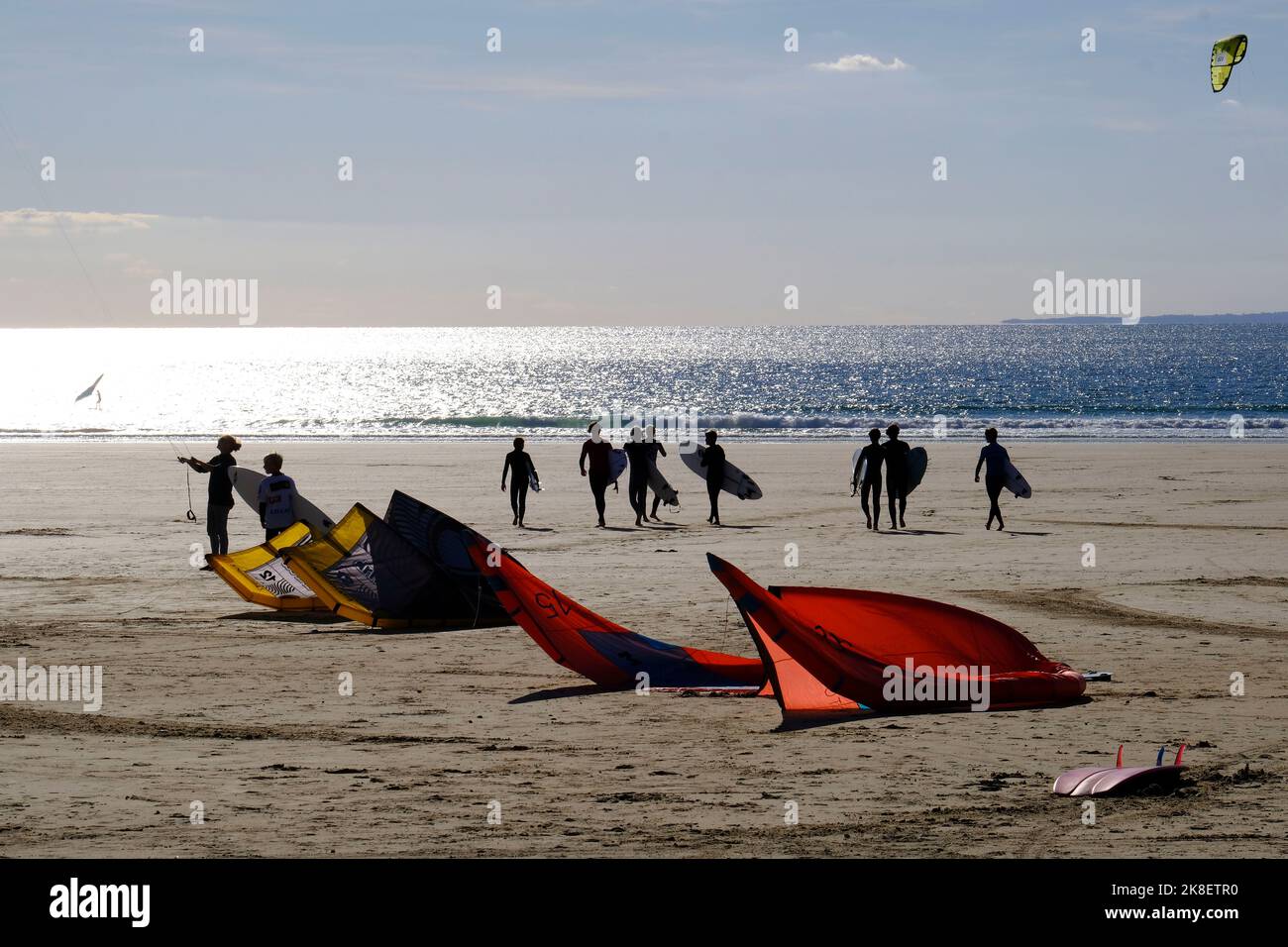 Frankreich, Normandie, le Rozel, 17.09.2022: junge Surferinnen und Surfer mit ihren Brettern auf dem Weg zum Wasser am spaeten Nachmittag auf dem Stra Banque D'Images